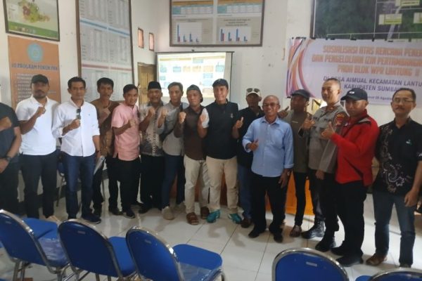 Sosialisasi bersama Plt Kepala Dinas ESDM NTB, H. Wirawan Ahmad, M.Si, Dinas LHK, DPMPTSP Provinsi NTB, Camat Lantung H. Safrudin, anggota DPRD Sumbawa Komisi II Juliansyah SE, serta tokoh pemuda, masyarakat, dan LSM di kantor Camat Lantung. (ist)