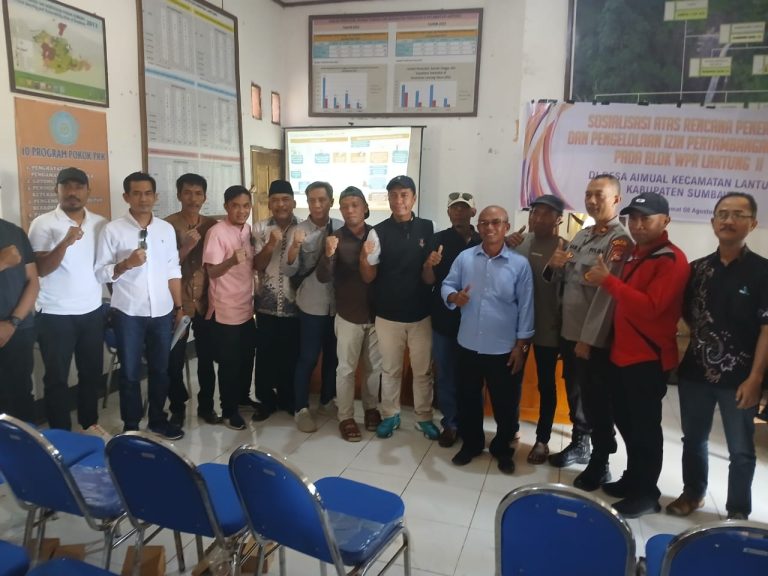 Sosialisasi bersama Plt Kepala Dinas ESDM NTB, H. Wirawan Ahmad, M.Si, Dinas LHK, DPMPTSP Provinsi NTB, Camat Lantung H. Safrudin, anggota DPRD Sumbawa Komisi II Juliansyah SE, serta tokoh pemuda, masyarakat, dan LSM di kantor Camat Lantung. (ist)