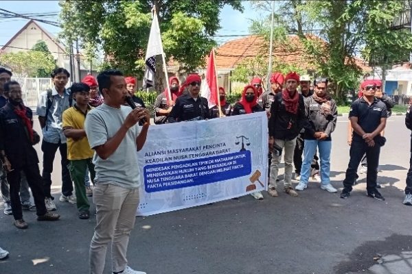 Seorang orator memimpin aksi damai di depan Pengadilan Tipikor Mataram, menyerukan keadilan dalam kasus dugaan korupsi LCC.