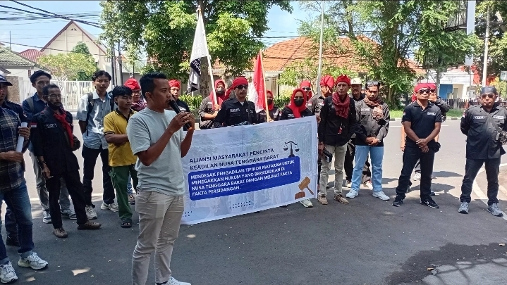 Seorang orator memimpin aksi damai di depan Pengadilan Tipikor Mataram, menyerukan keadilan dalam kasus dugaan korupsi LCC.
