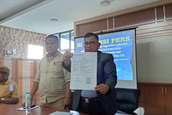 Dr. Asmuni, pengacara sekaligus paman korban, memperlihatkan bukti laporan polisi terkait kasus yang menimpa keponakannya