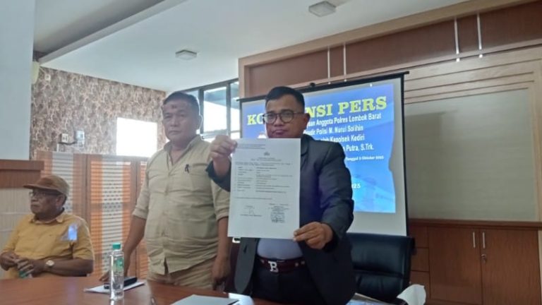 Dr. Asmuni, pengacara sekaligus paman korban, memperlihatkan bukti laporan polisi terkait kasus yang menimpa keponakannya